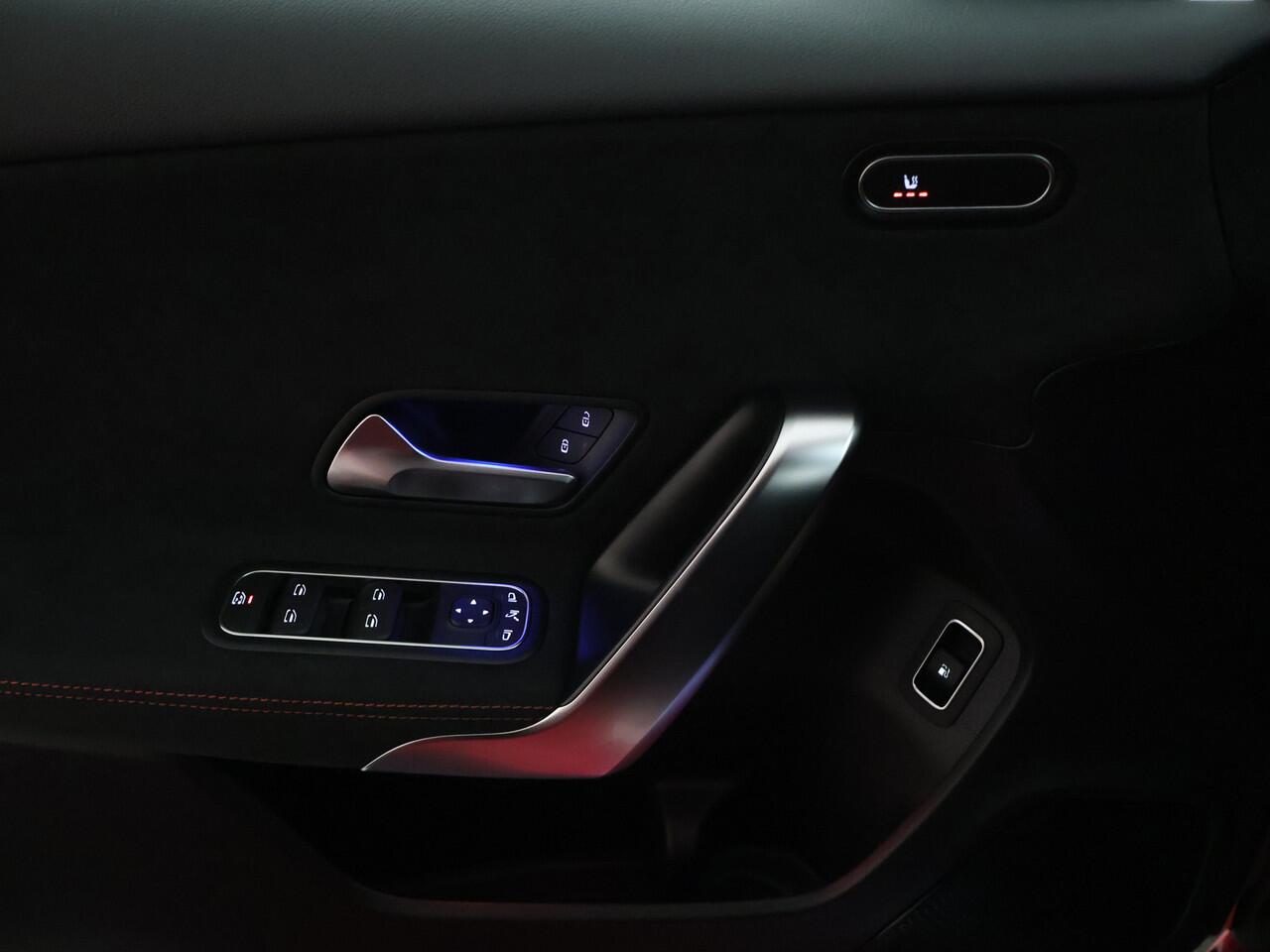 Mercedes-Benz A-KLASSE 250 e AMG Nightpakket | Distronic | Keyless Go | Augmented Reality | Sfeerverlichting | Parkeerpakket met Camera | Inclusief 24 maanden Mercedes-Benz Certified garantie voor Europa.