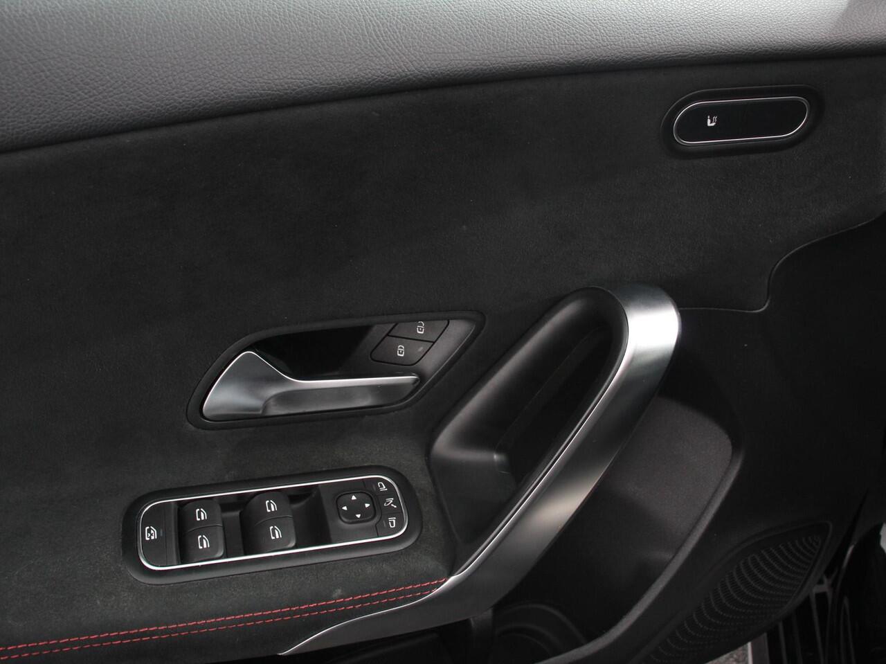 Mercedes-Benz A-KLASSE 200 Automaat AMG Line | Navigatie | Climate control | Camera | Parkeer sensoren | Half Lederen Bekleding | Led | Cruise Control adaptive | LM Velgen | Dab | Led