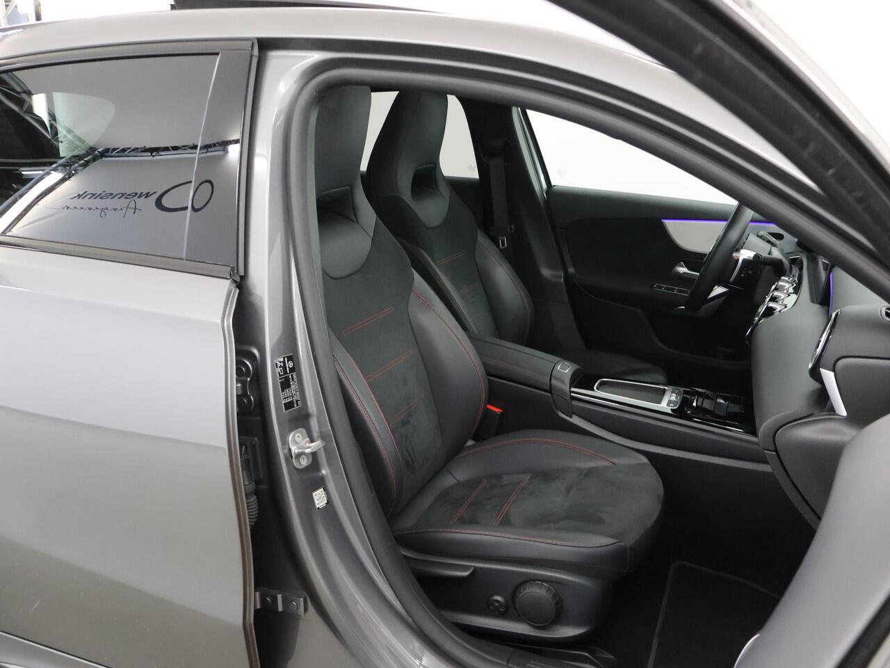 Mercedes-Benz A-KLASSE 180 AMG Line | Achteruitrijcamera | Panoramadak | Night pakket | Sfeerverlichting | Privacy glas |