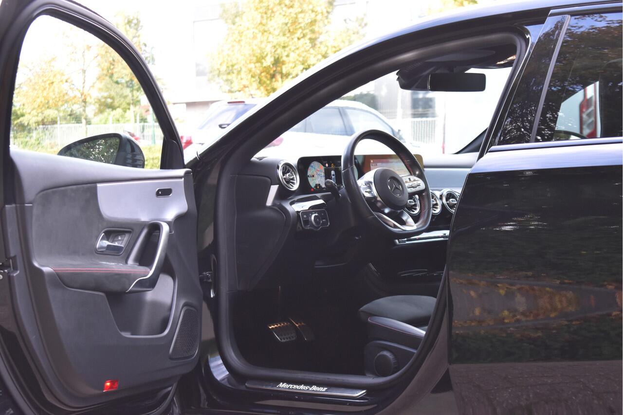 Mercedes-Benz A-KLASSE 200 Business Solution AMG Night 163pk | Pano.dak | Camera | Sfeerverlichting | Virtual cockpit | Carplay | Stoelverwarming | Dodehoekdetectie