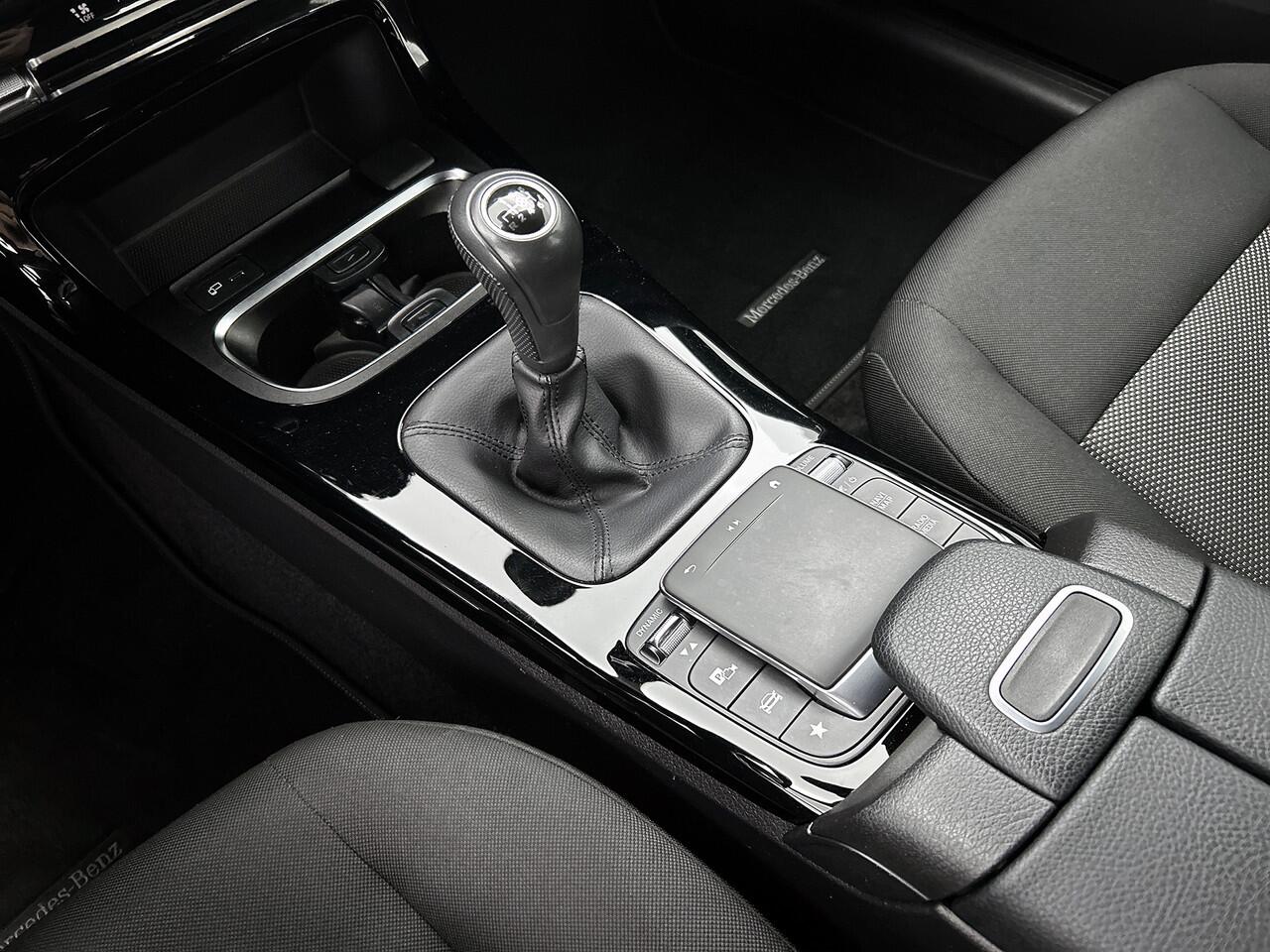 Mercedes-Benz A-KLASSE 160 Business Solution | Parkeerpakket met Camera | Ledkoplampen | Navigatie | Stoelverwarming | Inclusief 24 maanden Mercedes-Benz Certified garantie voor Europa.