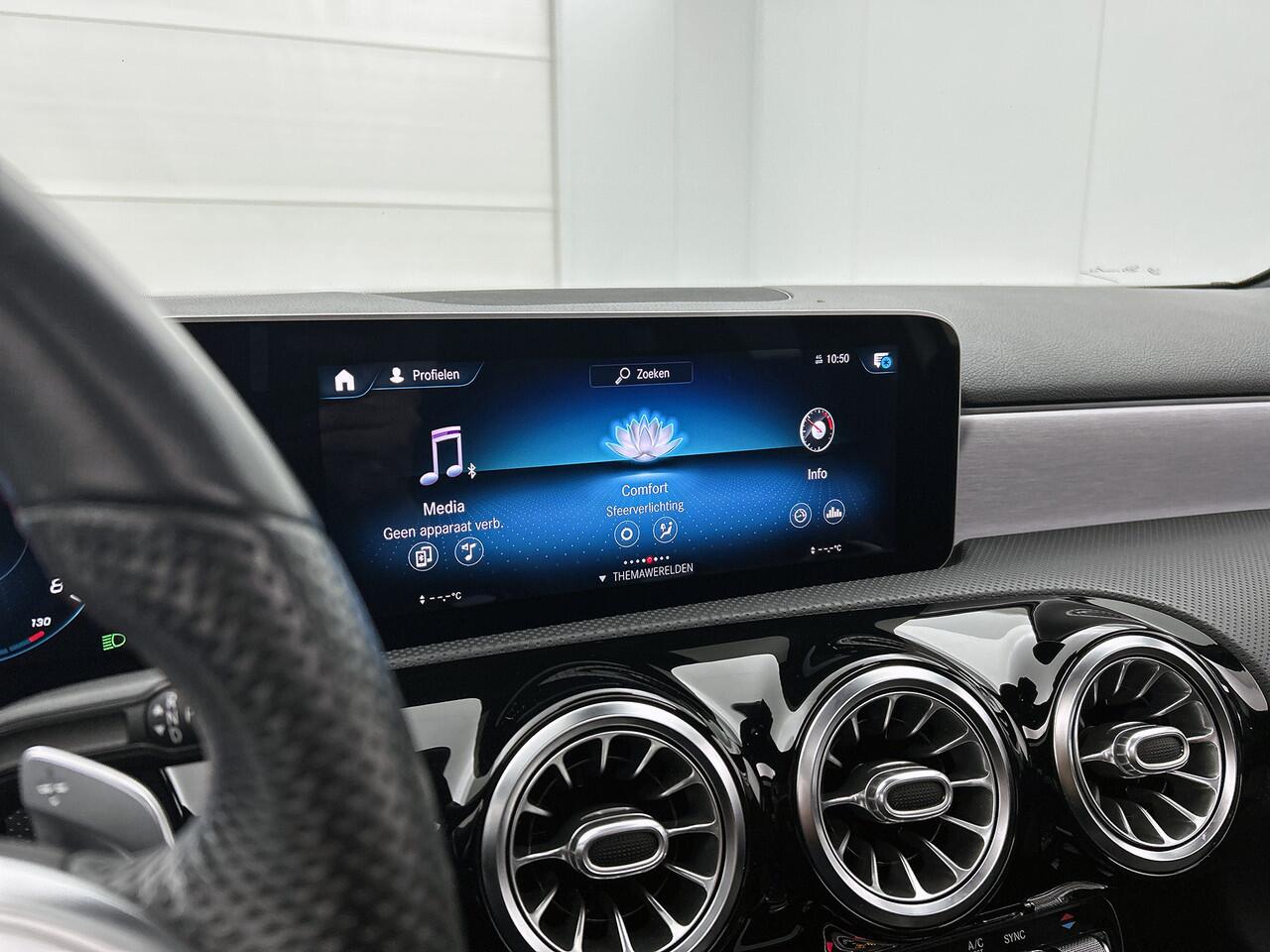 Mercedes-Benz A-KLASSE 180 AMG Nightpakket | Panoramadak | Sfeerverlichting | CarPlay | Augmented Reality | Parkeerpakket met Camera |. Inclusief 24 maanden Mercedes-Benz Certified garantie voor Europa.