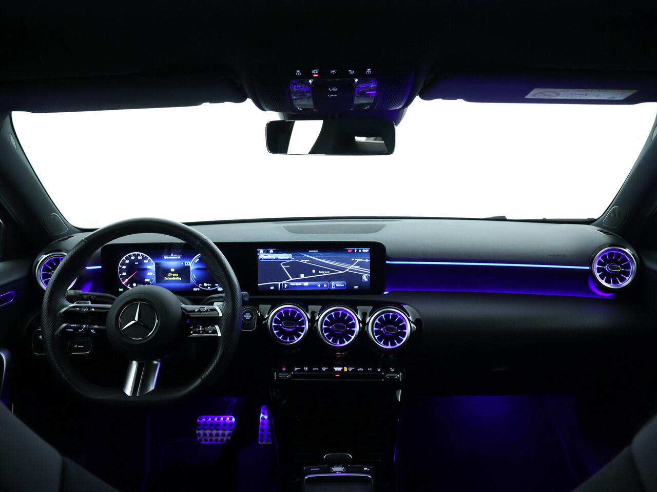 Mercedes-Benz A-KLASSE 250 e AMG Plug-In Hybride | AMG Line Advanced Plus | Night Pakket | Trekhaak | Sfeerverlichting | Stuur en Stoelverwarming | Inclusief 24 maanden MB Certified garantie voor Europa.