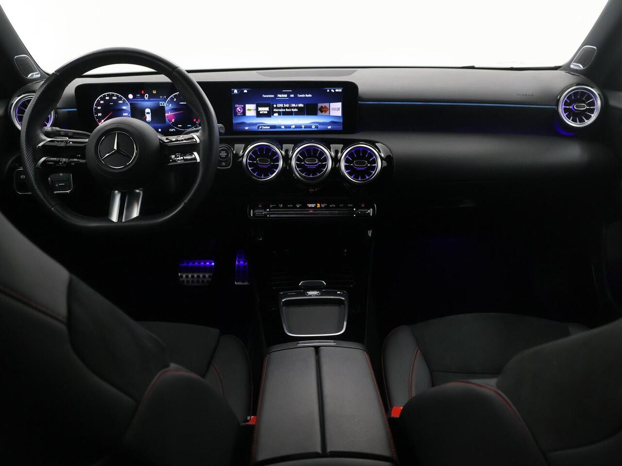 Mercedes-Benz A-KLASSE 180 AMG Line | Premium pack | Night pakket | Stoelverwarming |