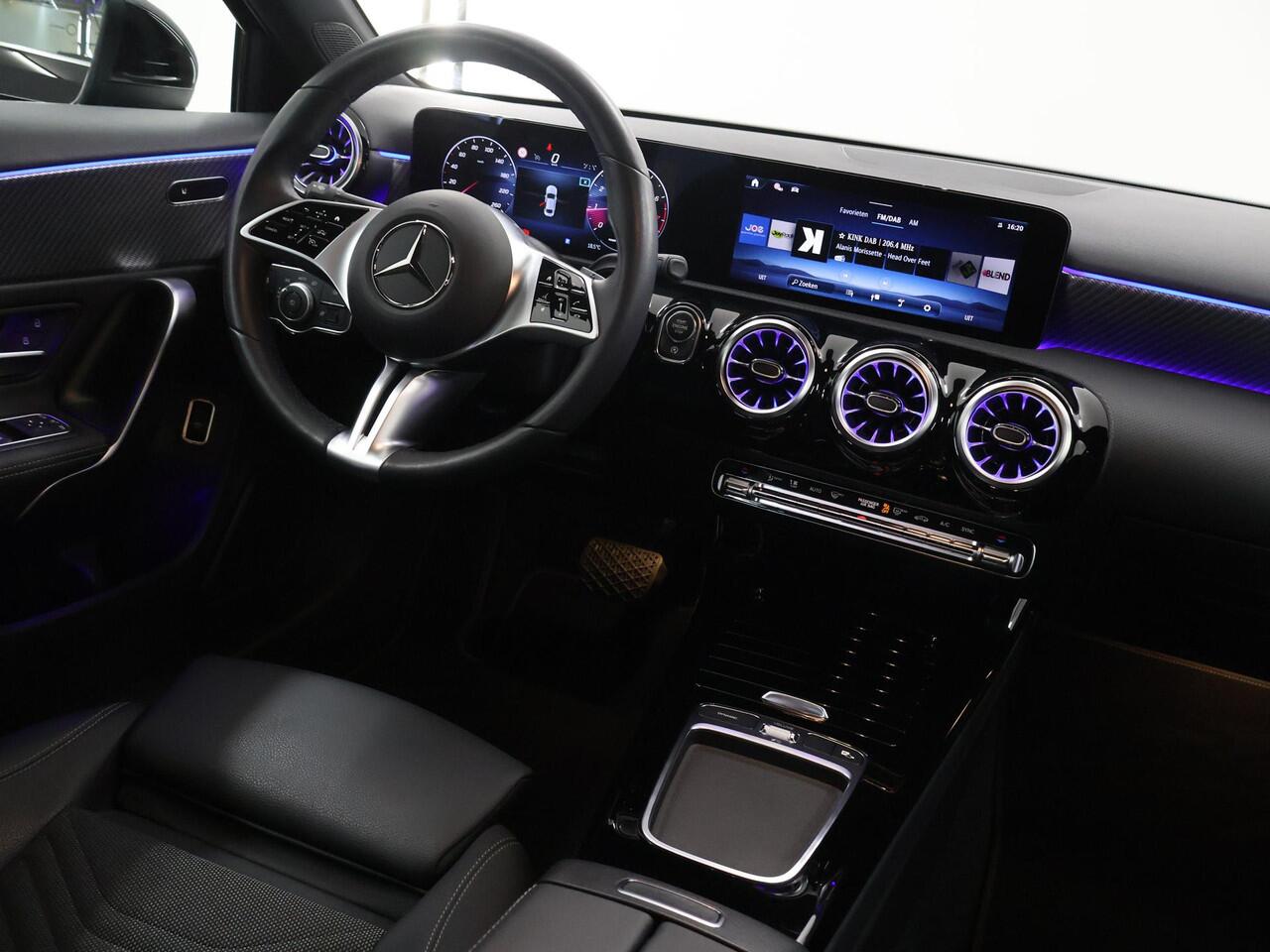 Mercedes-Benz A-KLASSE 180 Star Edition Luxury Line Widescreen | Stoelverwarming | Keyless | High Peformance LED koplampen |