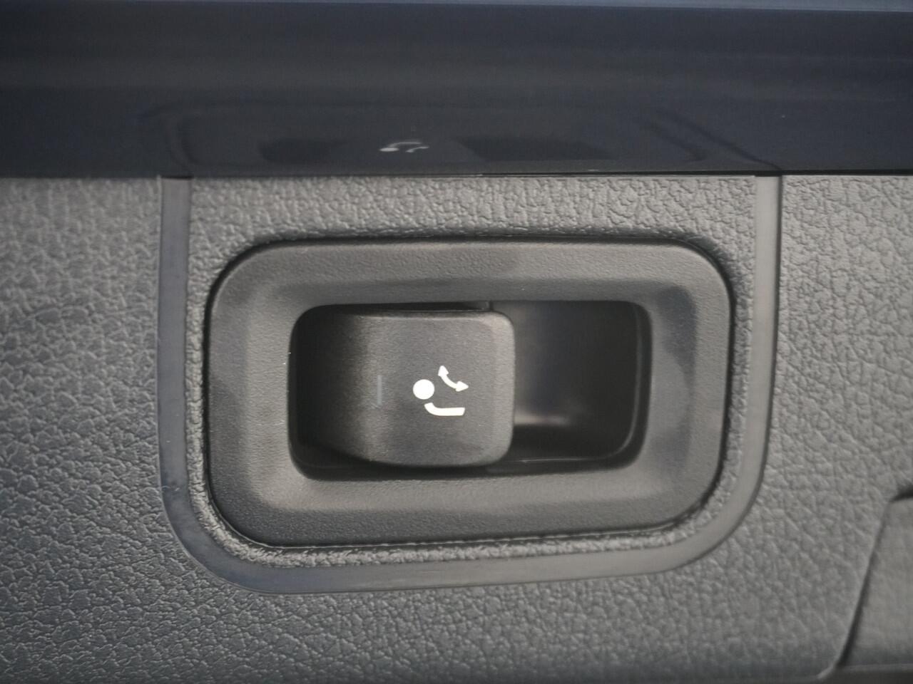 Mercedes-Benz A-KLASSE 250e AMG // Panoramadak // Memory // Trekhaak // Keyless // Carplay // Sfeerverlichting // MultiBeam LED // Night Pakket // Augmented Reality