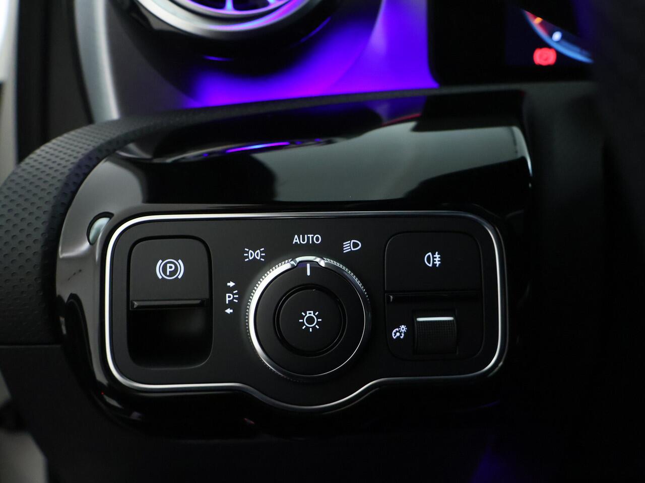 Mercedes-Benz A-KLASSE 250 e Sedan AMG Plug-In Hybride AMG Line | NIght Pakket | Trekhaak | Sfeerverlichting. Inclusief 24 maanden MB Certified garantie voor Europa.