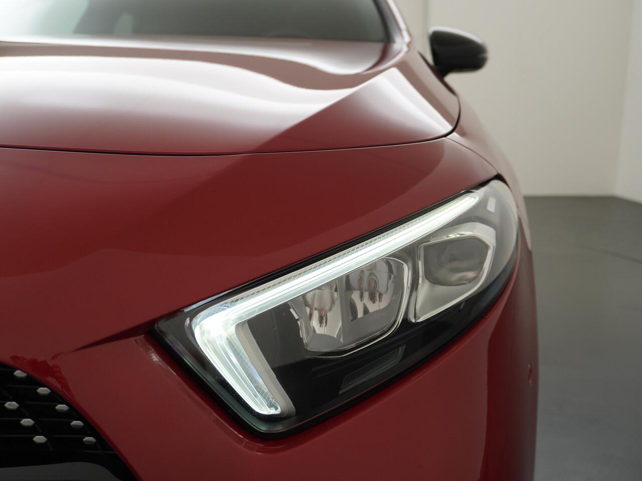 Mercedes-Benz A-KLASSE 250e AMG // Trekhaak // Panoramadak // Sfeerverlichting // Night Pakket // Camera // Designo kleur