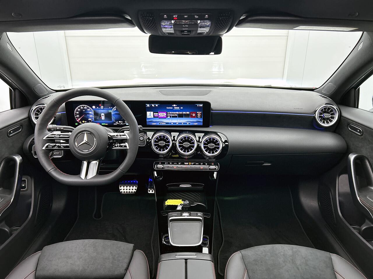 Mercedes-Benz A-KLASSE 250 e Business Solution AMG | Nightpakket | Panoramaschuifdak | Multibeam LED | Stoelverwarming voor | Smartphone integratie | KEYLESS GO | Extra USB-poorten |