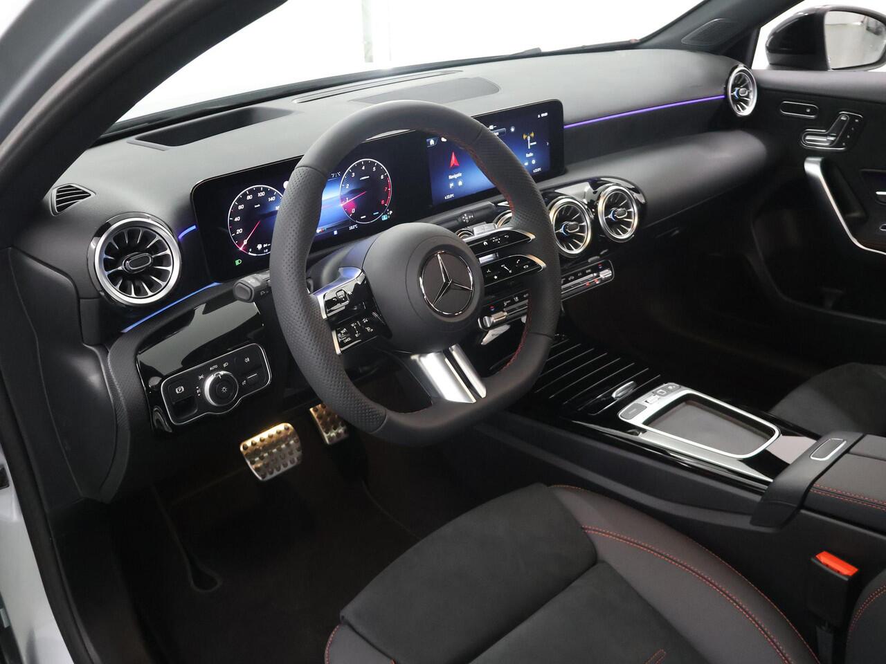 Mercedes-Benz A-KLASSE 180 Business Solution AMG | Panoramaschuifdak | Premium plus | Head-Up | Stoelverwarming | Achteruitrijcamera | MULTIBEAM LED |