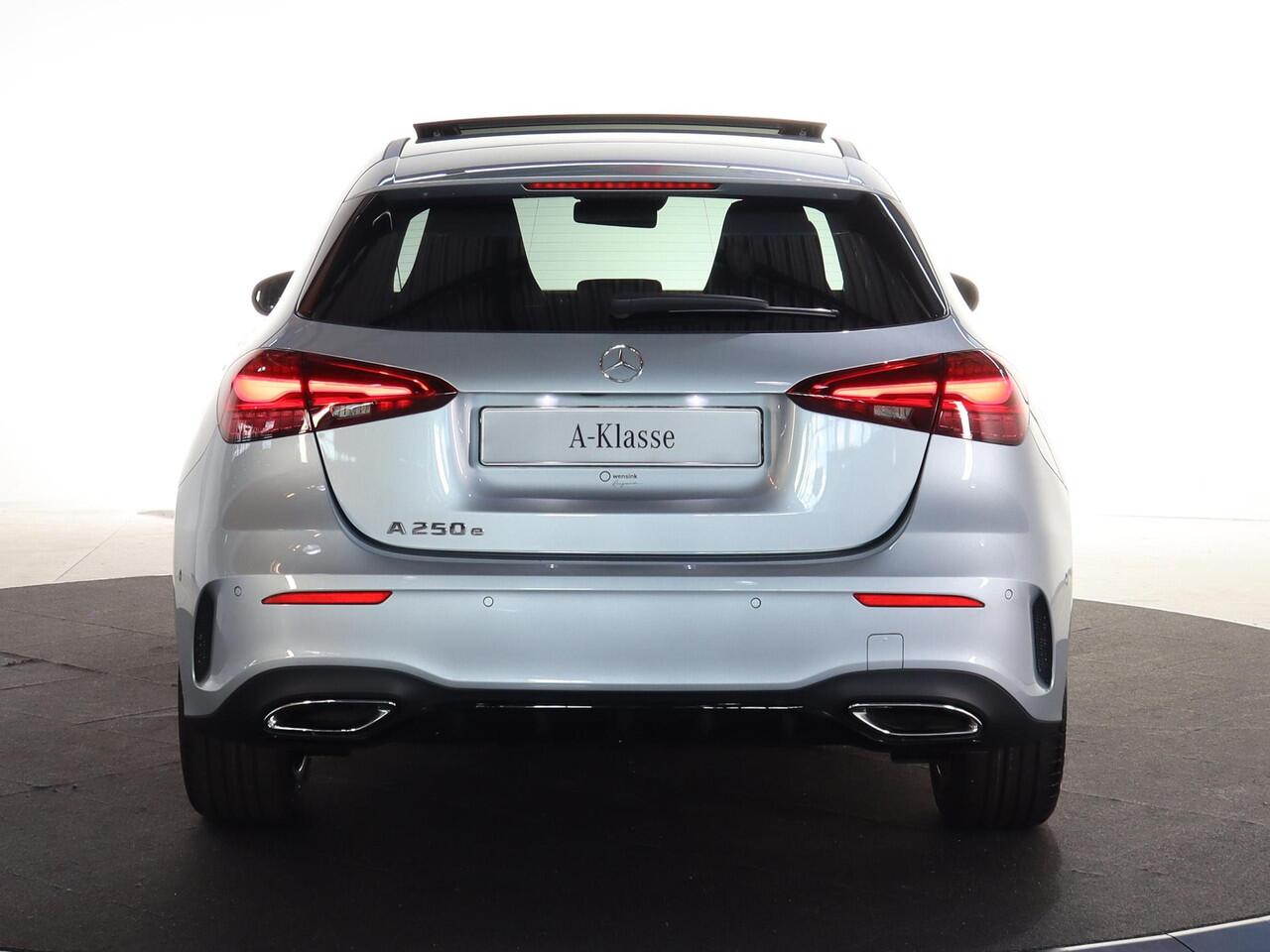 Mercedes-Benz A-KLASSE 250e Star Edition Luxury Line | AMG | Panoramaschuifdak | Night | Stoelverwarming voor | Achteruitrijcamera