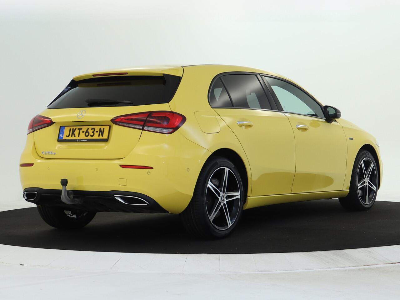 Mercedes-Benz A-KLASSE 250 e NIght Plug-In Hybride | Nightpakket | Trekhaak | Achteruitrijcamera | Ledkoplampen | Stoelverwarming | Sfeerverlichting. Inclusief 24 maanden MB Certified garantie voor Europa.