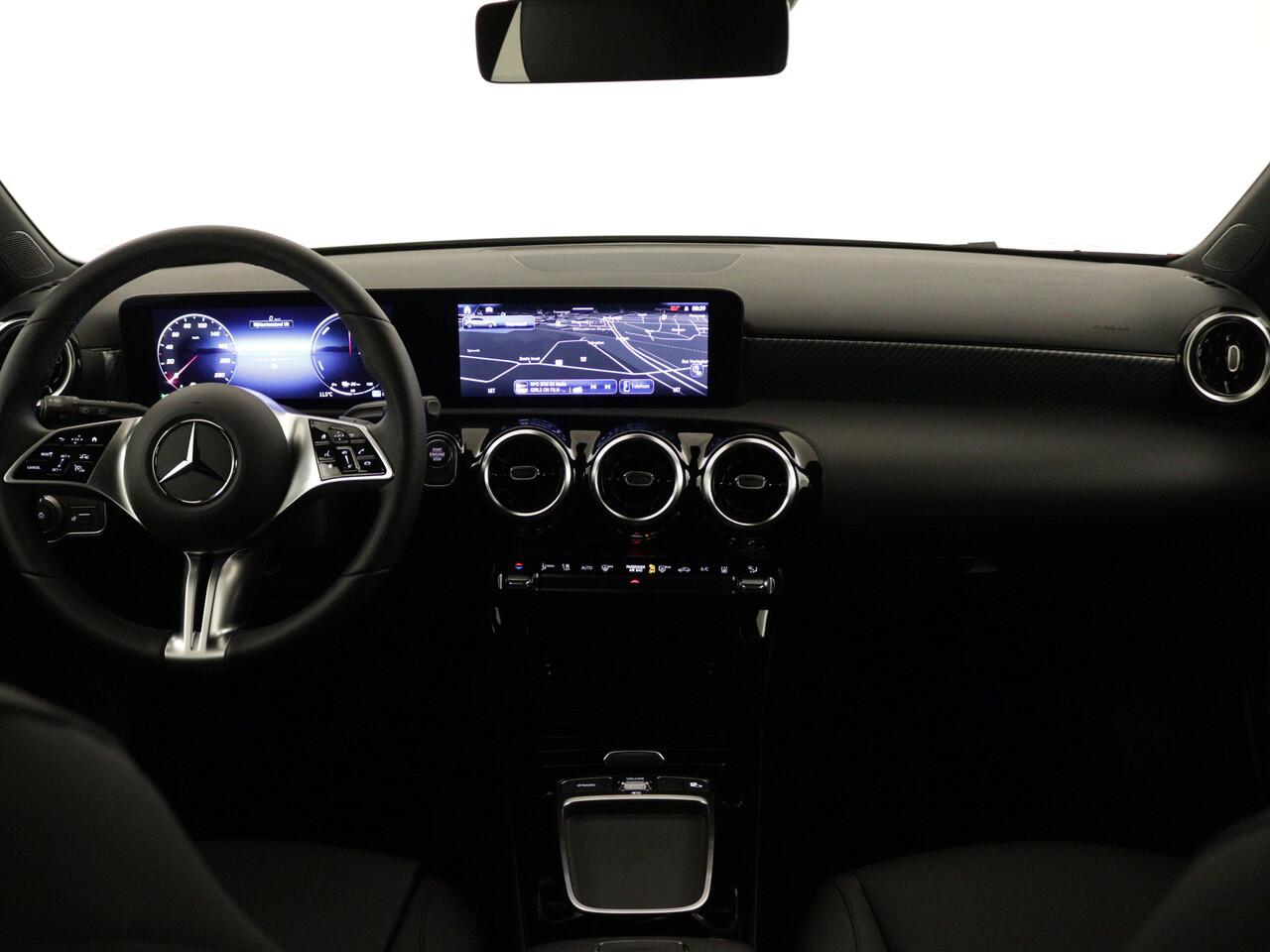 Mercedes-Benz A-KLASSE 250 e Business Line | Distronic | Dodehoekassistent | Donkergetint glas achter | Verwarmde stoelen vooraan | Zitcomfortpakket | Achteruitrijcamera | Inclusief 24 maanden MB Certified garantie voor Europa.