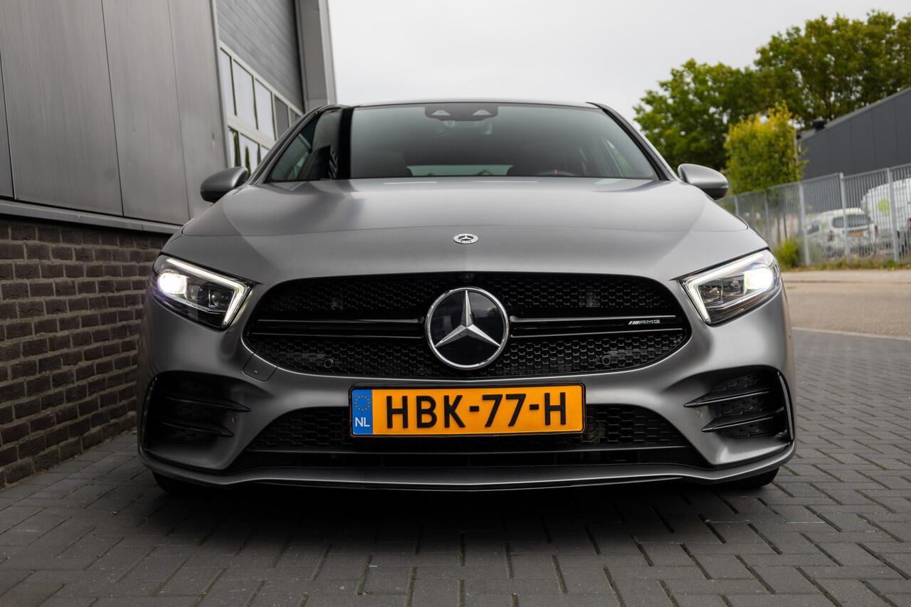 Mercedes-Benz A-KLASSE AMG 35 4MATIC 306 pk Premium Plus AMG-Pakket / Mat-Grijs/ Pano-Dak/ Camera/ Keyless/ Wide-Screen/ Sfeer-Verl/ Sport-Stoelen/ Stoel.Verw/ 19'' LMV