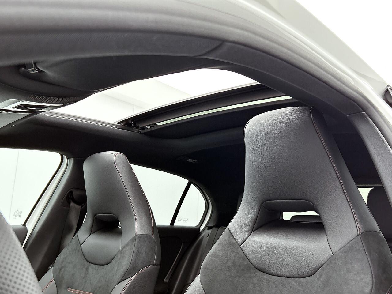 Mercedes-Benz A-KLASSE 250 e Business Solution AMG | Nightpakket | Panoramaschuifdak | Multibeam LED | Stoelverwarming voor | Smartphone Integratie | Sfeerverlichting | KEYLESS GO |