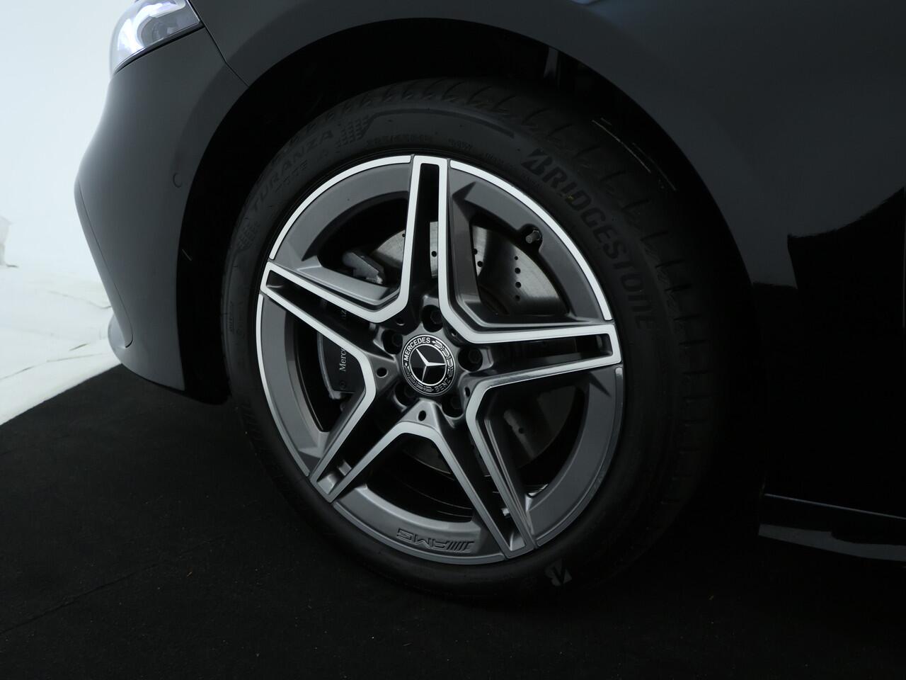 Mercedes-Benz A-KLASSE 250 e AMG Line | AMG Line | Night Pakket | Trekhaak | Lederen Bekleding | Panorama Schuif-Kanteldak | Sfeerverlichting | Inclusief 24 maanden MB Certified garantie voor Europa.