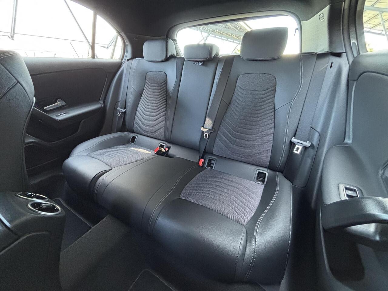 Mercedes-Benz A-KLASSE 250e Business Solution | Led Koplampen | Dodehoekassistent | Achteruitrijcamera | Apple carplay | Stoelverwarming |