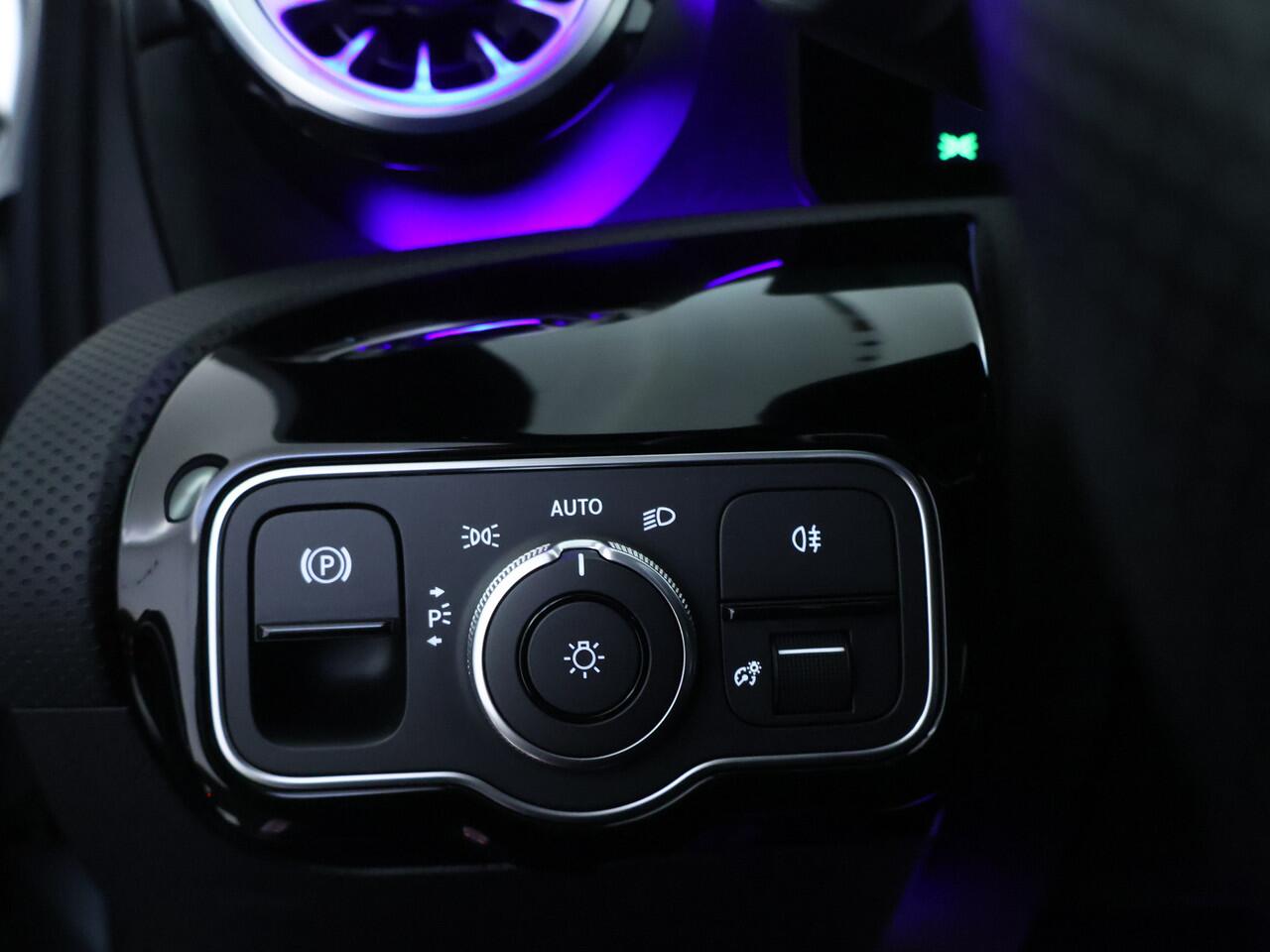 Mercedes-Benz A-KLASSE 250 e Plug-In Hybride AMG Sportpakket | Sfeerverlichting | Keyless Go | Parkeerpakket met Camera | CarPlay | Inclusief 24 maanden Mercedes-Benz Certified garantie voor Europa.