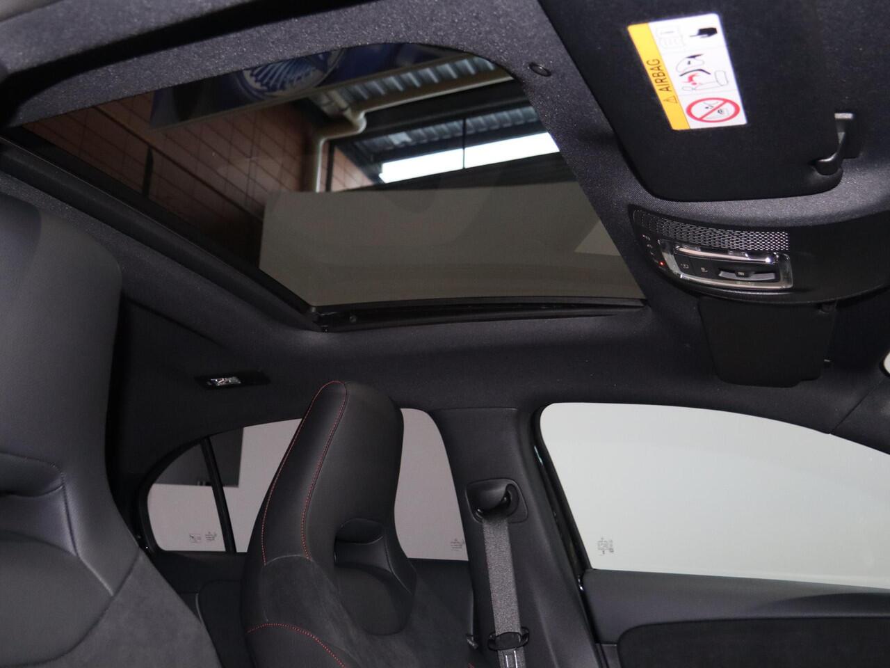 Mercedes-Benz A-KLASSE 180 Business Solution AMG | Panoramaschuifdak | Stoelverwarming | Achteruitrijcamera | MULTIBEAM LED | Night Pakket |