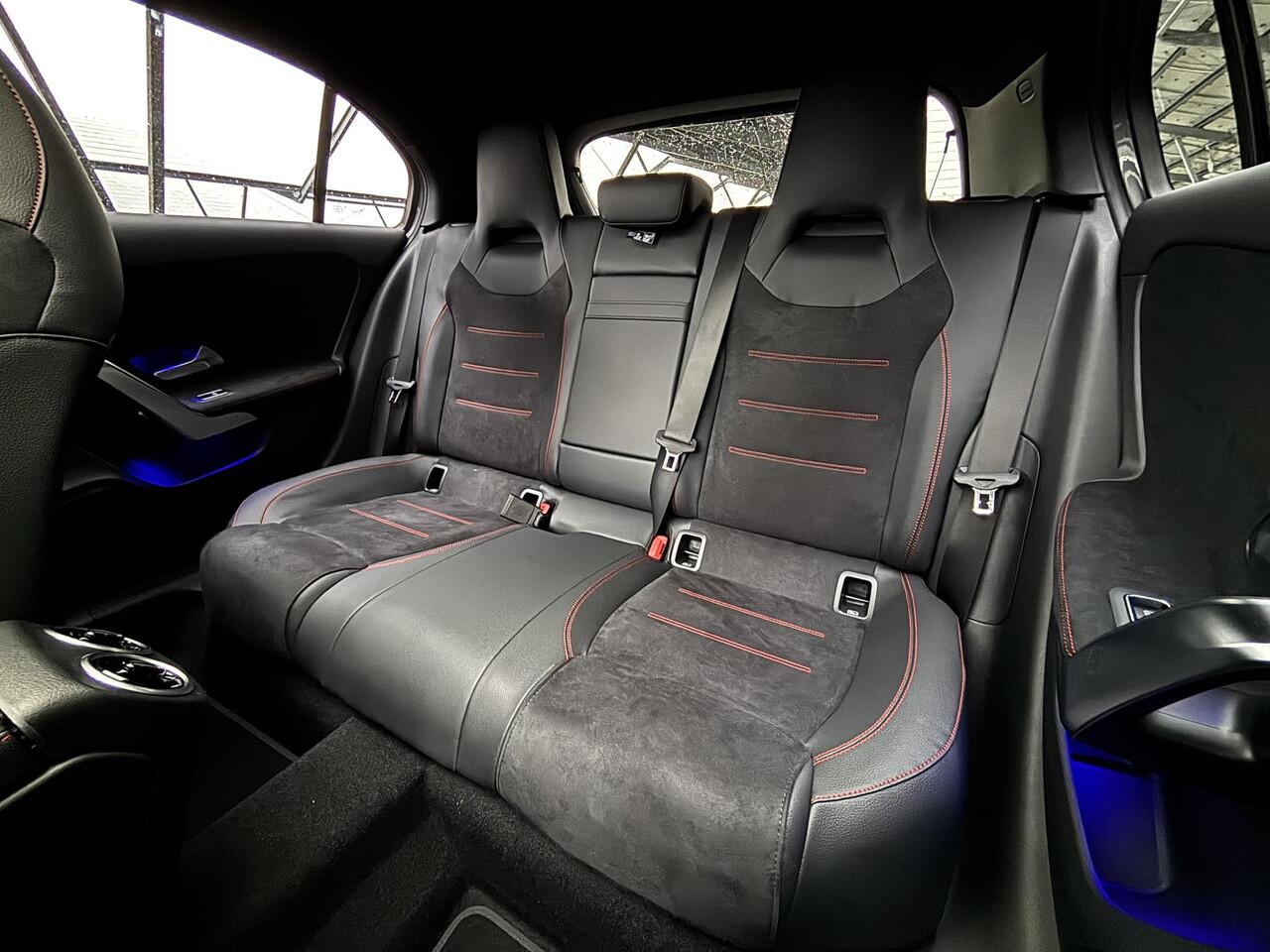 Mercedes-Benz A-KLASSE 180 Business Solution AMG | Night | Panoramaschuifdak | Achteruitrijcamera | Sfeerverlichting| MULTIBEAM LED | 19 inch AMG-velgen |