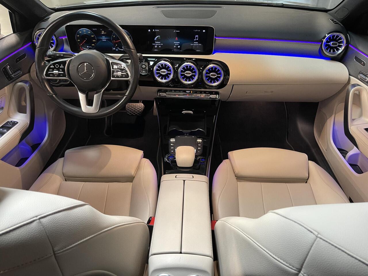 Mercedes-Benz A-KLASSE 180 Business Solution Luxury 17"/Panoramadak/Elektrische stoelen + memory/Keyless/Trekhaak/Stoelverwarming/Multibeam/Sfeerverlichting/Camera