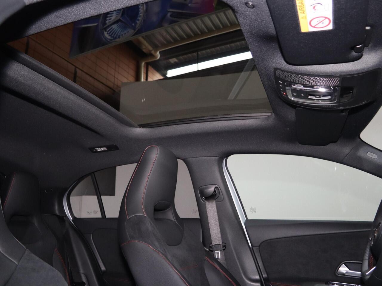 Mercedes-Benz A-KLASSE 180 Business Solution AMG | Panoramaschuifdak | Premium Plus pakket | Stoelverwarming | Achteruitrijcamera | MULTIBEAM LED |