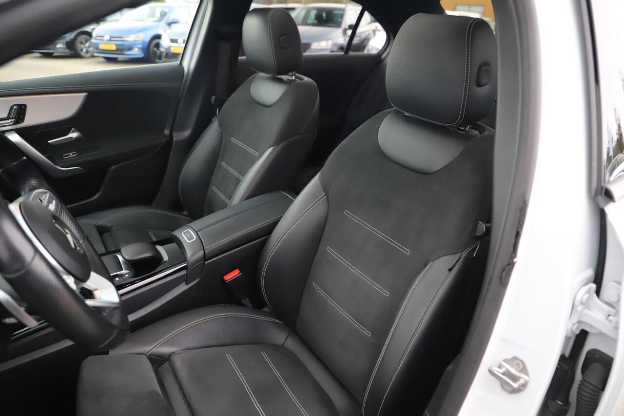 Mercedes-Benz A-KLASSE 200 Business Solution AMG Night 164PK Automaat 19 inch Panoramadak Massage Sfeerverlichting Widescreen Multibeam LED Navigatie Achteruitrijcamera Elektrische Stoelen