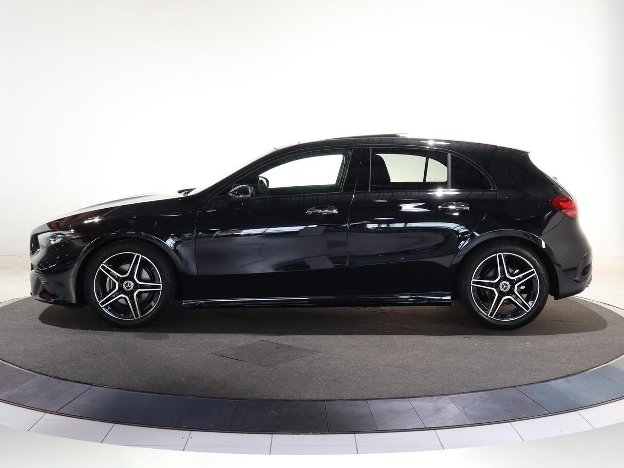 Mercedes-Benz A-KLASSE 180 Business Solution AMG | Panoramaschuifdak | Stoelverwarming | Achteruitrijcamera | MULTIBEAM LED | Night Pakket |