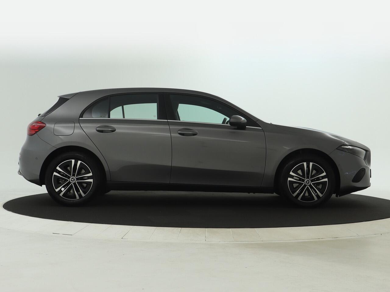 Mercedes-Benz A-KLASSE 250 e Star Edition | Trekhaak | Dodehoekassistent | Parkeerpakket met Camera | Stoelverwarming | High-performance led-koplampen | Extra USB-poorten | Spiegelpakket | Zitcomfortpakket |