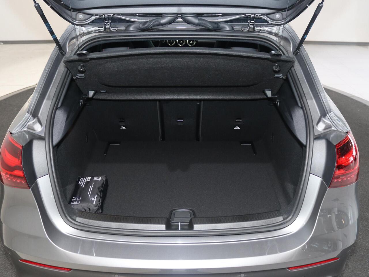 Mercedes-Benz A-KLASSE 180 Star Edition AMG Line | AMG Line Plus | Panoramaschuifdak | Head-up display | Multibeam LED | Elektrisch voorstoelen met geheugen