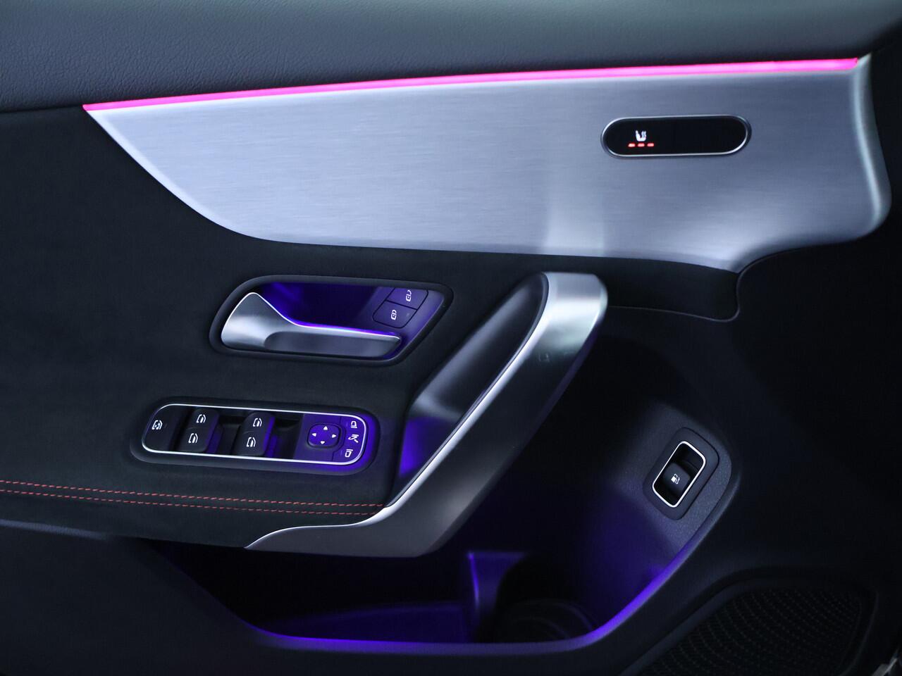 Mercedes-Benz A-KLASSE 250 e AMG Nightpakket | Sfeerverlichting | Car Play | Dode Hoek Ass | Stoelverwarming | Parkeerpakket met Camera | Ledkoplampen | Achteruitrijcamera. Inclusief 24 maanden Mercedes-Benz Certified garantie voor Europa.