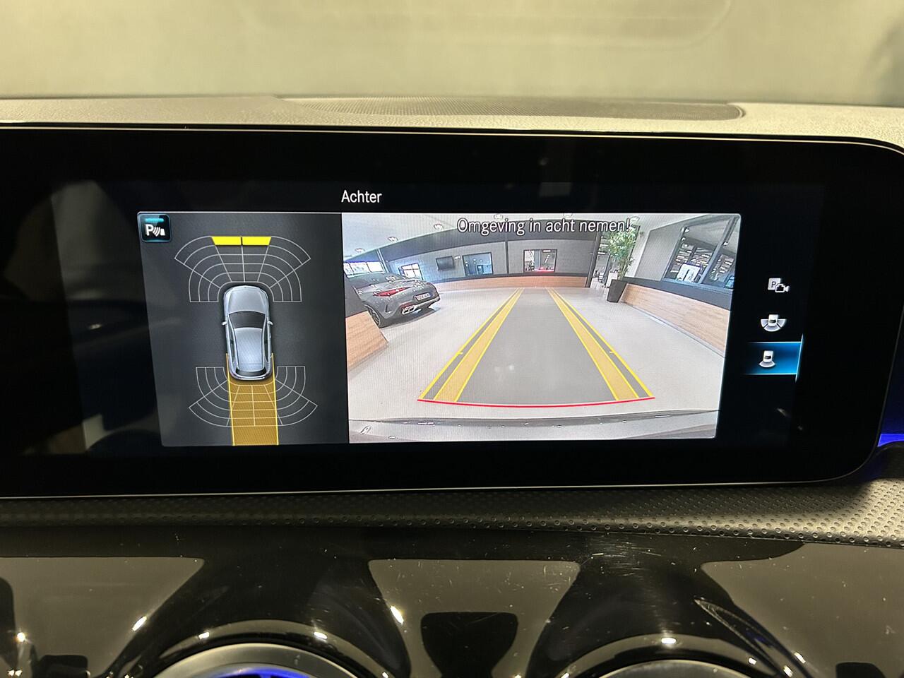 Mercedes-Benz A-KLASSE 250e AMG // Panoramadak // Memory // MultiBeam LED // 19" AMG // Sfeerverlichting // Nightpakket