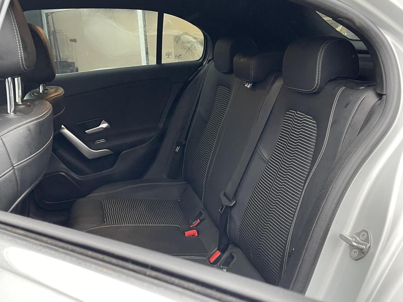 Mercedes-Benz A-KLASSE 180 Business Solution AMG - Navigatie - Camera - Stoelverwarming - LED koplampen