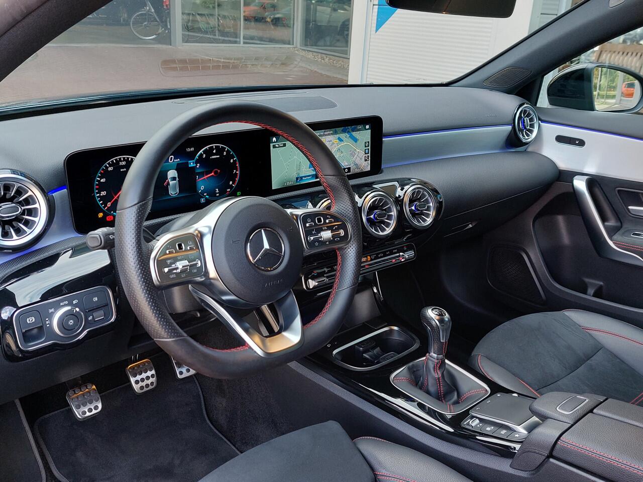 Mercedes-Benz A-KLASSE 180 136pk Business Solution AMG | 1ste Eigenaar | Navi | Clima | Cruise | Led Koplampen | Sfeerverlichting | Rijstrook+Licht+Regensensor | Pdc V+A+Assist+Camera | Privacy Glass | 18''lm