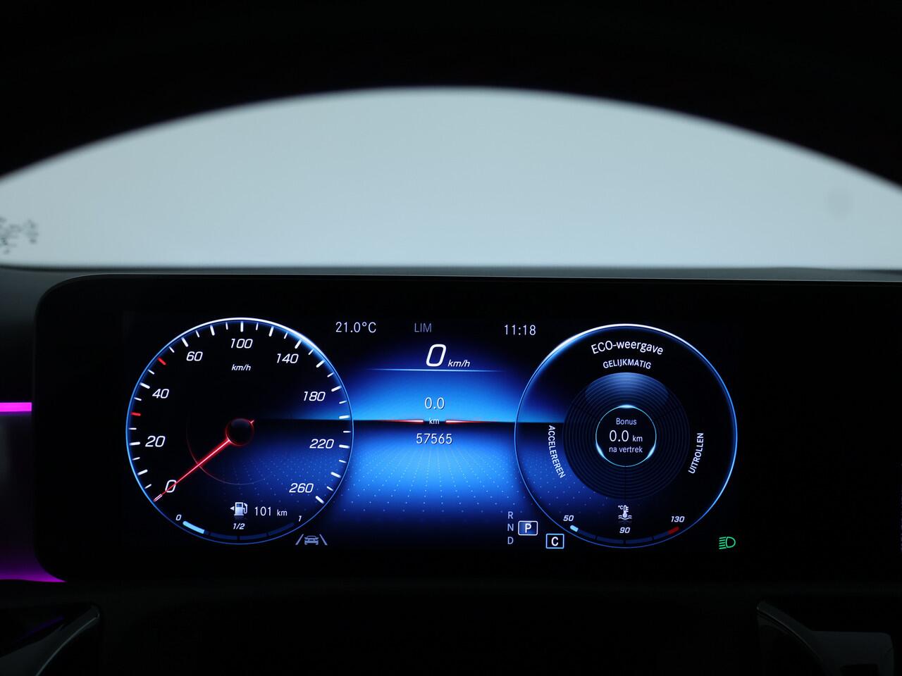 Mercedes-Benz A-KLASSE 180 AMG-line Limousine | Night Pakket | Trekhaak af fabriek | Sfeerverlichting | Parkeer pakket | Spiegel pakket | Inclusief 24 maanden MB Certified garantie voor Europa.