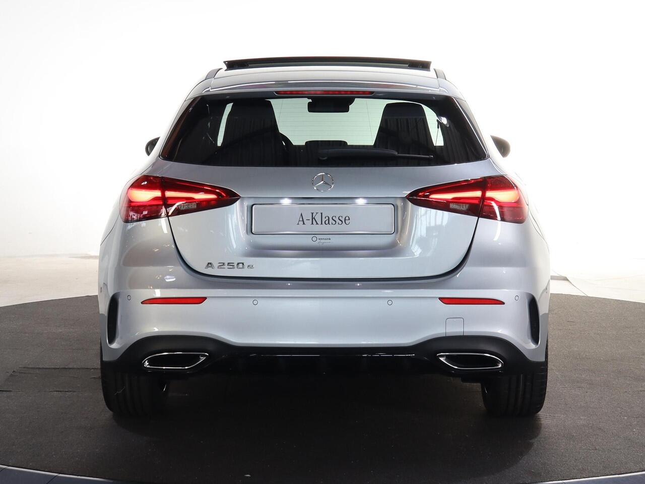 Mercedes-Benz A-KLASSE 250e Business Solution AMG | Panoramaschuifdak | Premium Plus | 19"AMG-velgen | Head-up display | Dodehoekassistent |