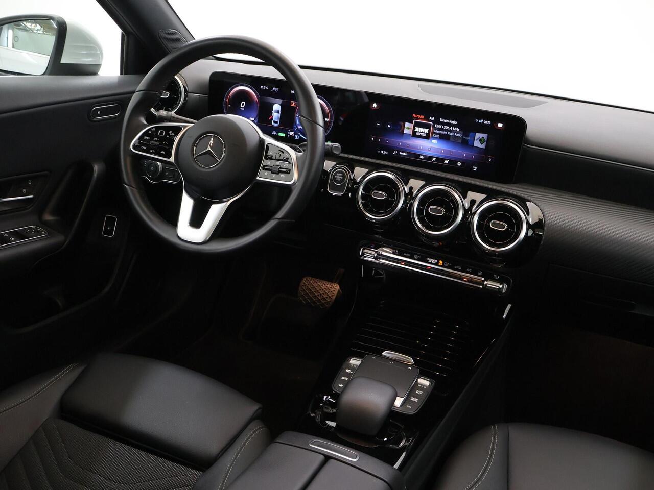 Mercedes-Benz A-KLASSE 250 e Business Line | Panoramadak | Rijassistentiepakket Plus | Stoelverwarming | Widescreen | Achteruitrijcamera |