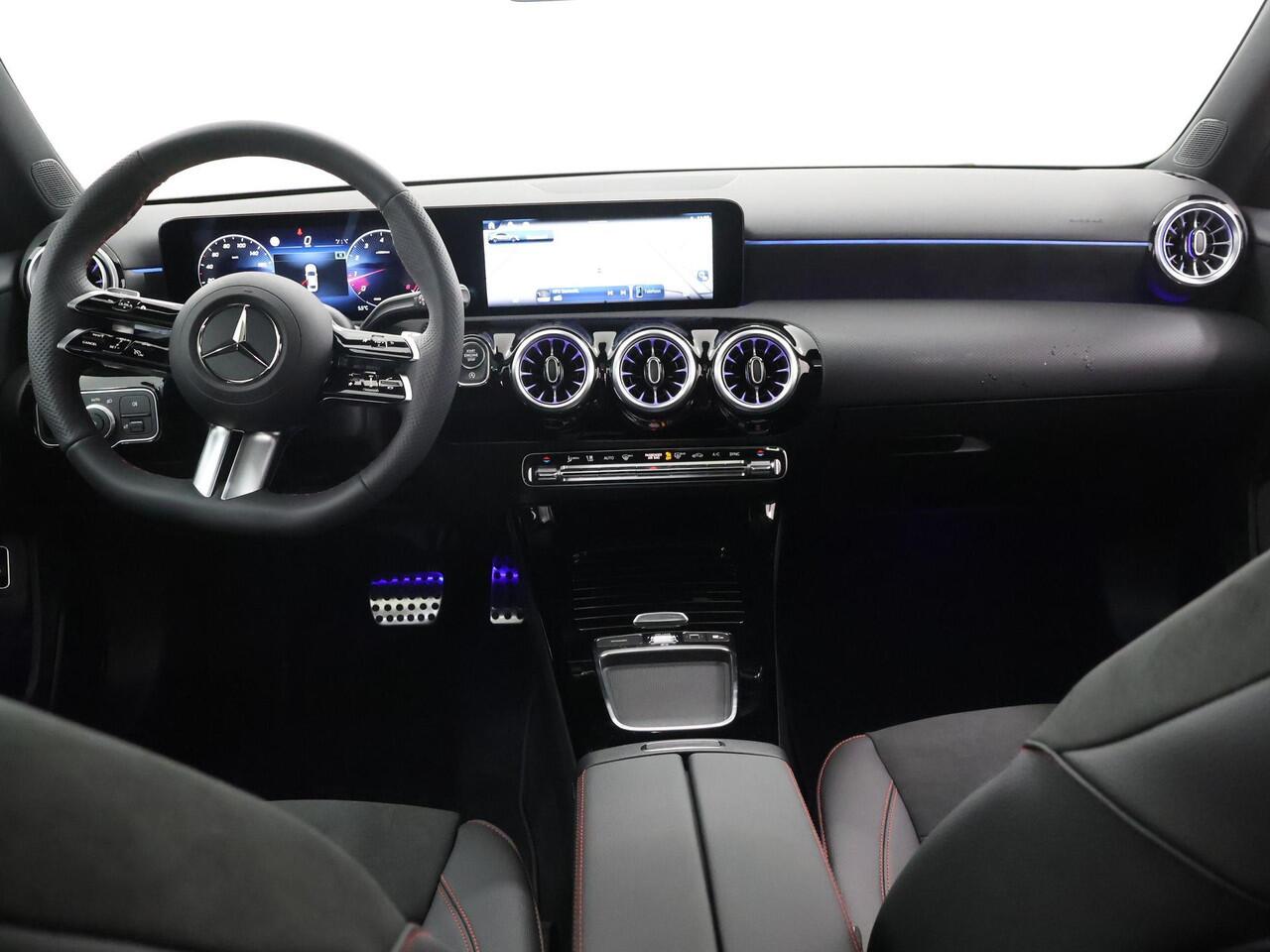 Mercedes-Benz A-KLASSE 180 Limousine Star Edition AMG Line | Panoramadak| Nightpakket | Apple Car Play |18-Inch | Stoelverwarming | Keyless Go | Multibeam LED |