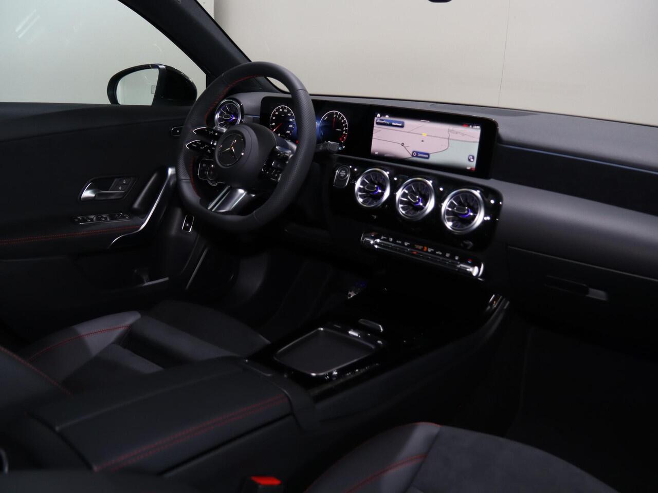 Mercedes-Benz A-KLASSE 250 e Business Solution AMG | Panoramaschuifdak | Stoelverwarming | Achteruitrijcamera | MULTIBEAM LED | Night Pakket |