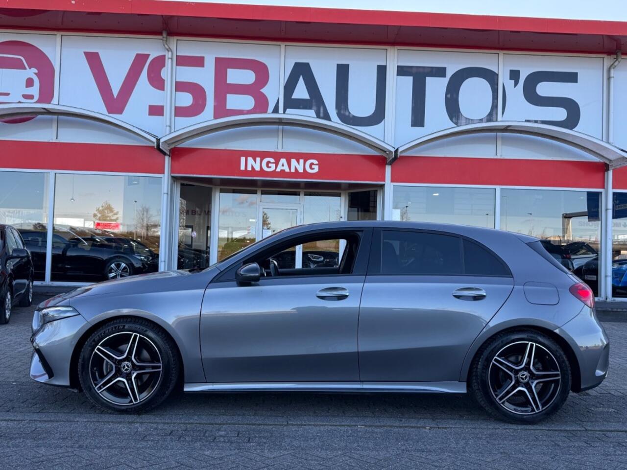 Mercedes-Benz A-KLASSE A180 AMG-PAKKET 150PK AUT. FACELIFT NAVI CAMERA SFEERVERLICHTING AIRCO LMV PDC