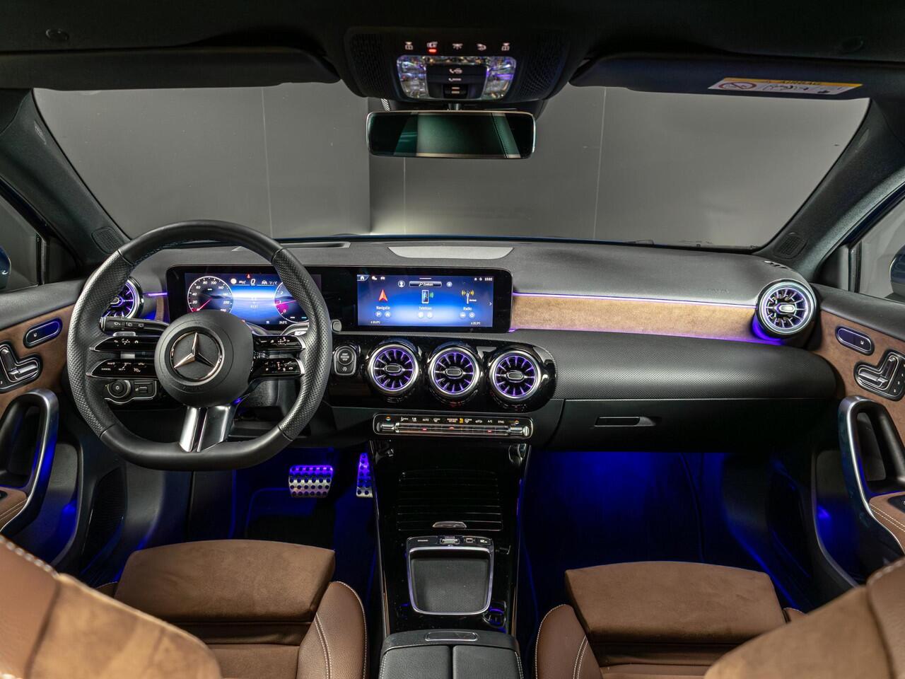 Mercedes-Benz A-KLASSE Hatchback 180 Star Edition AMG Line LIMITED Premium PLUS | Panorama dak