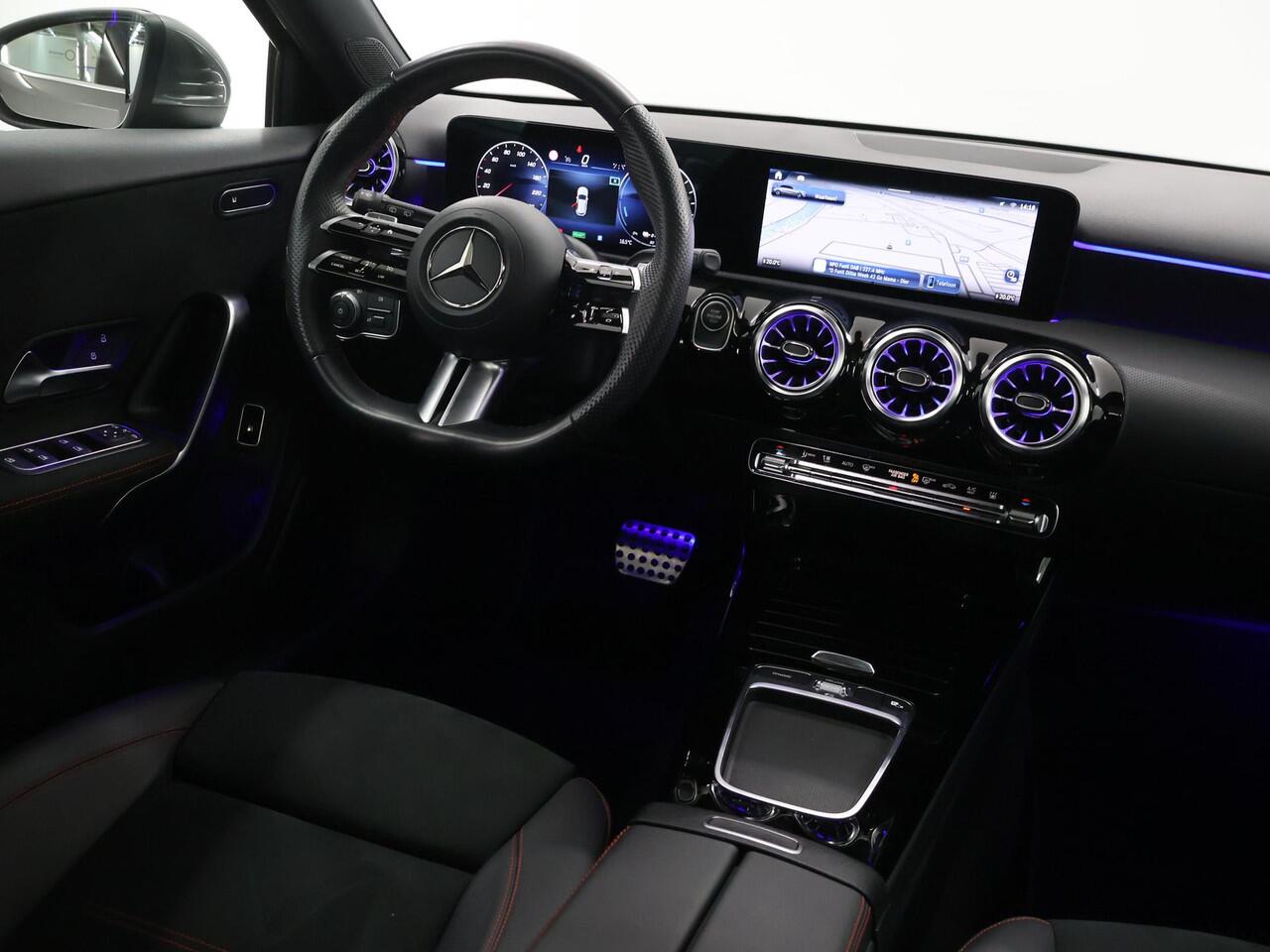 Mercedes-Benz A-KLASSE 250 e AMG Line | Achteruitrijcamera | Panoramadak | Sfeerverlichting | Stoelverwarming |