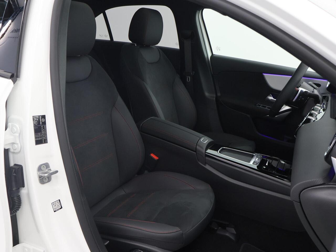 Mercedes-Benz A-KLASSE 250 e Business Solution AMG | Night Pakket | 360* Camera | Panoramadak | Dode hoek