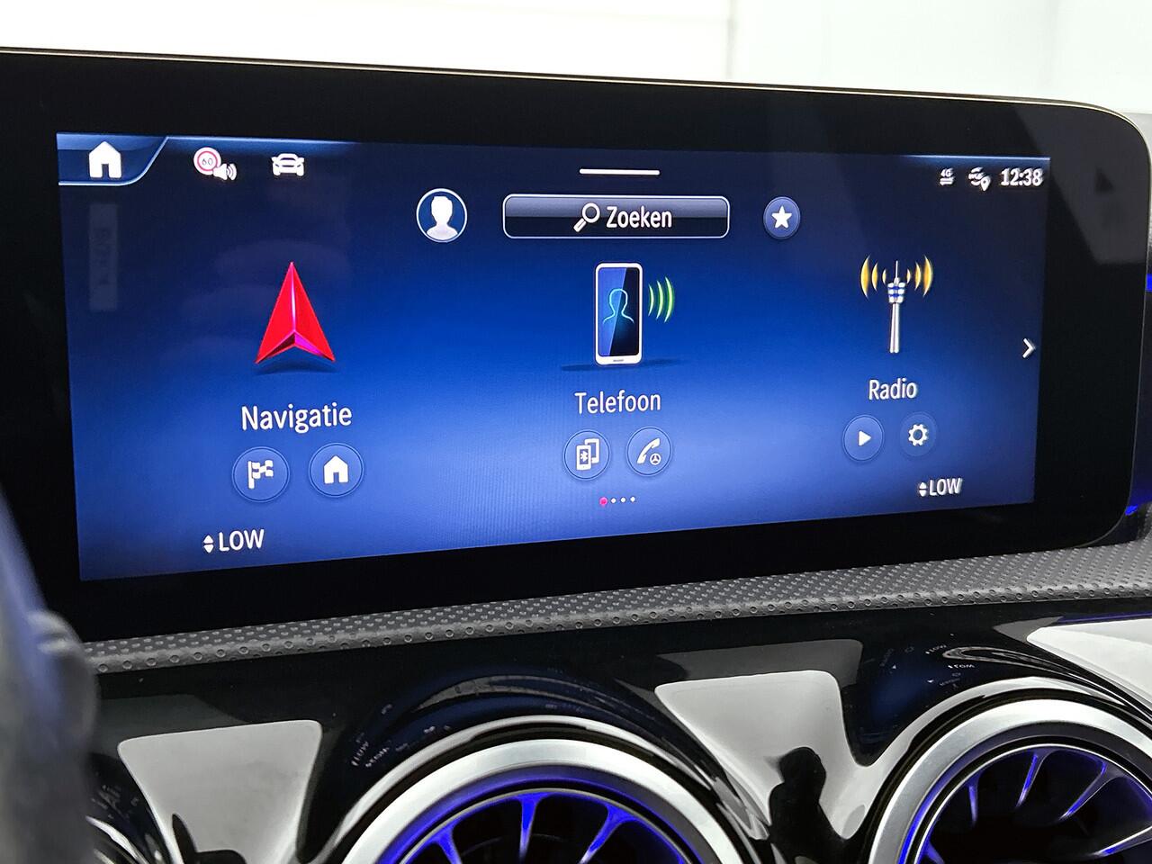 Mercedes-Benz A-KLASSE 180 Star Edition AMG Line | Nightpakket | Dodehoekassistent | Smartphone integratie | KEYLESS GO | 19 inch AMG velgen | Sfeerverlichting | Verwarmde stoelen vooraan | Panoramaschuifdak |