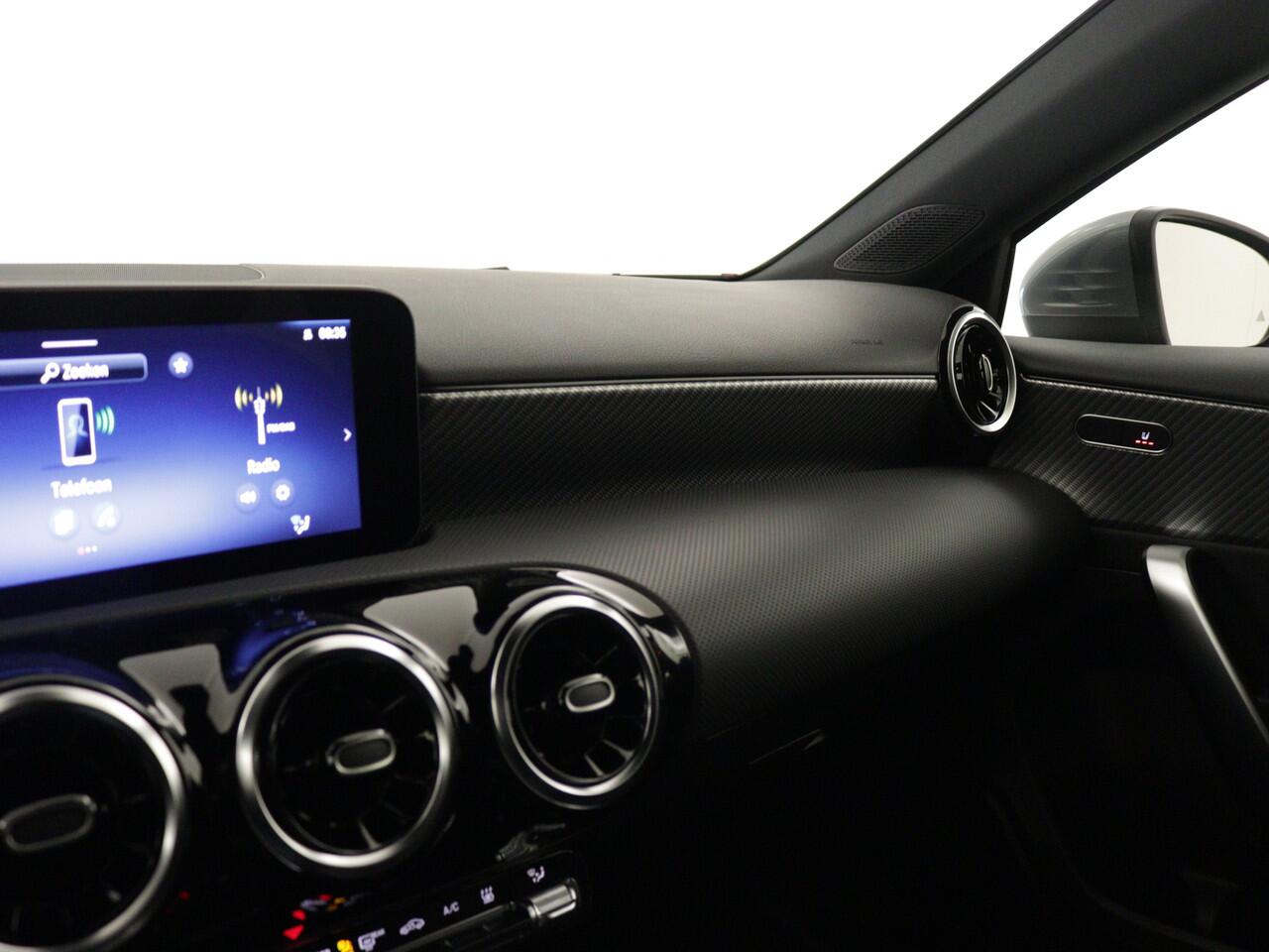 Mercedes-Benz A-KLASSE 250 e Business Line | Distronic | Dodehoekassistent | Donkergetint glas achter | Verwarmde stoelen vooraan | Zitcomfortpakket | Achteruitrijcamera | Inclusief 24 maanden MB Certified garantie voor Europa.