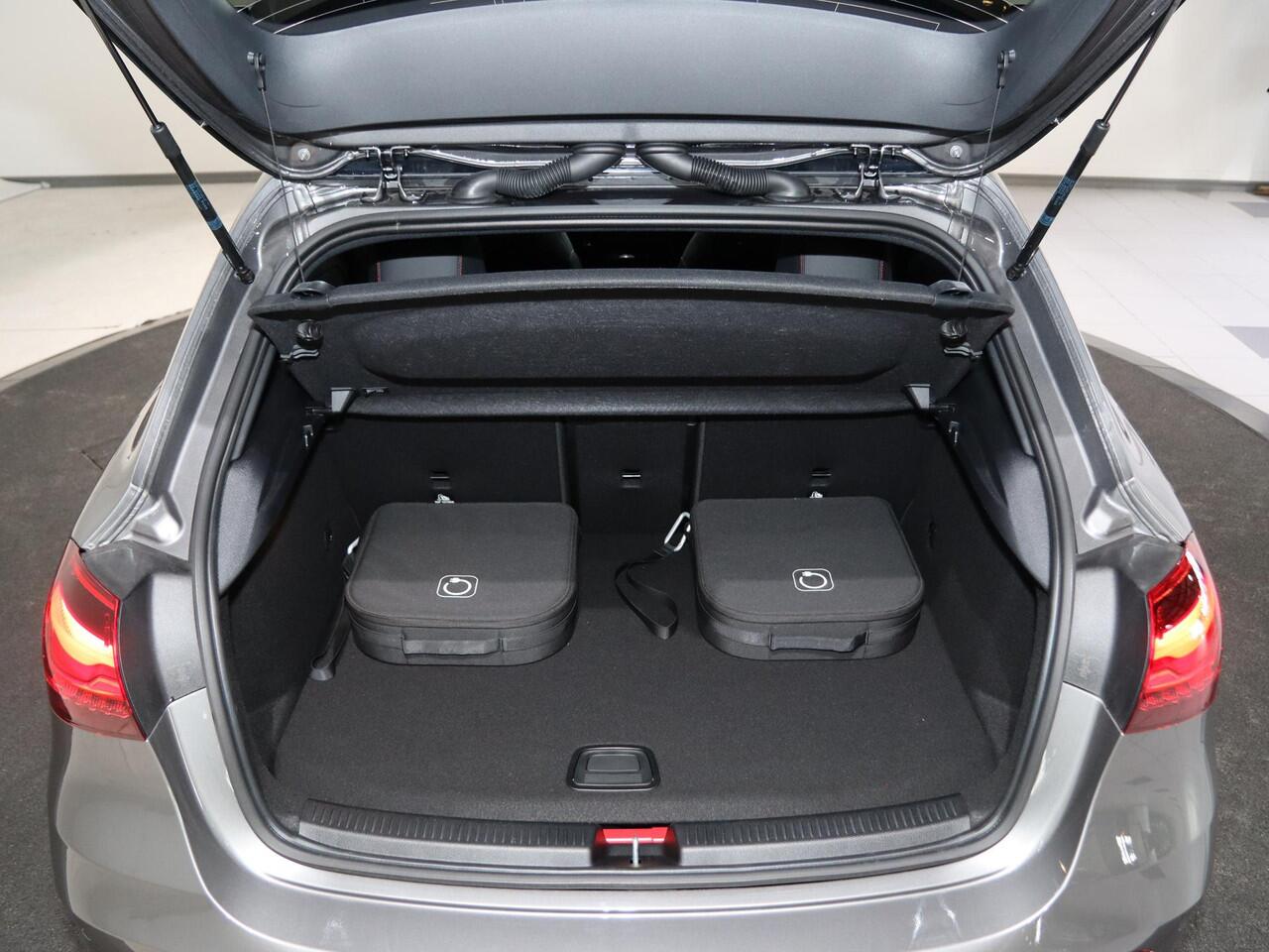 Mercedes-Benz A-KLASSE 250e Star Edition AMG Line | Night | Panoramadak | Sfeerverlichting | Stoelverwarming | Parkeercamera |