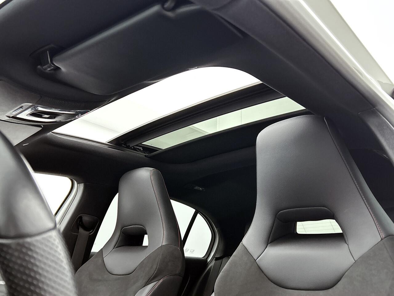 Mercedes-Benz A-KLASSE 180 AMG Nightpakket | Panoramadak | Sfeerverlichting | CarPlay | Augmented Reality | Parkeerpakket met Camera |. Inclusief 24 maanden Mercedes-Benz Certified garantie voor Europa.