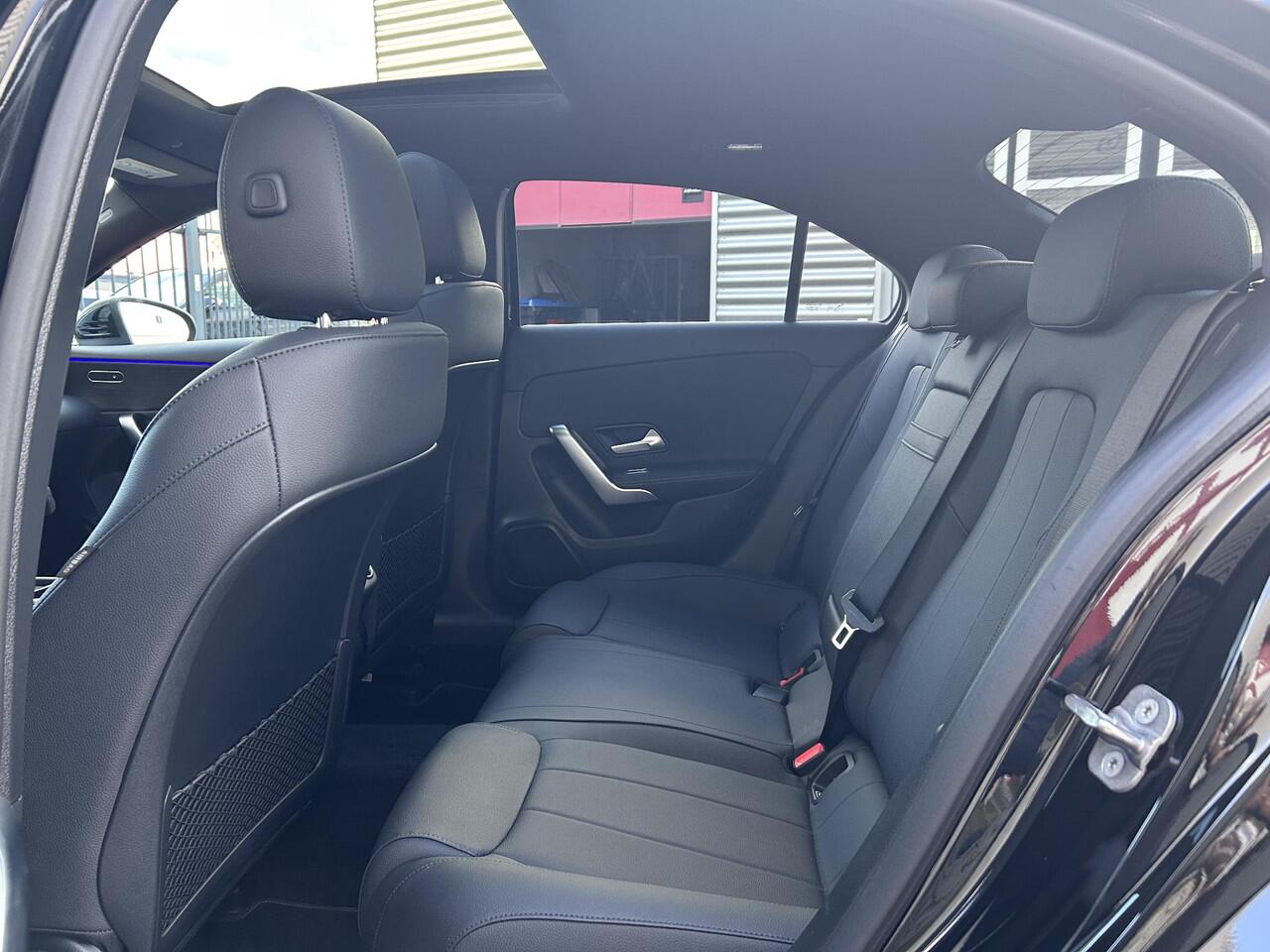 Mercedes-Benz A-KLASSE 250 e | Panoramadak | Luxury | MULTIBEAM LED Koplampen | Dodehoekassistent | Apple CarPlay | Android Auto | Sierdelen Lindehout Zwart | Privacy Glas Achter |