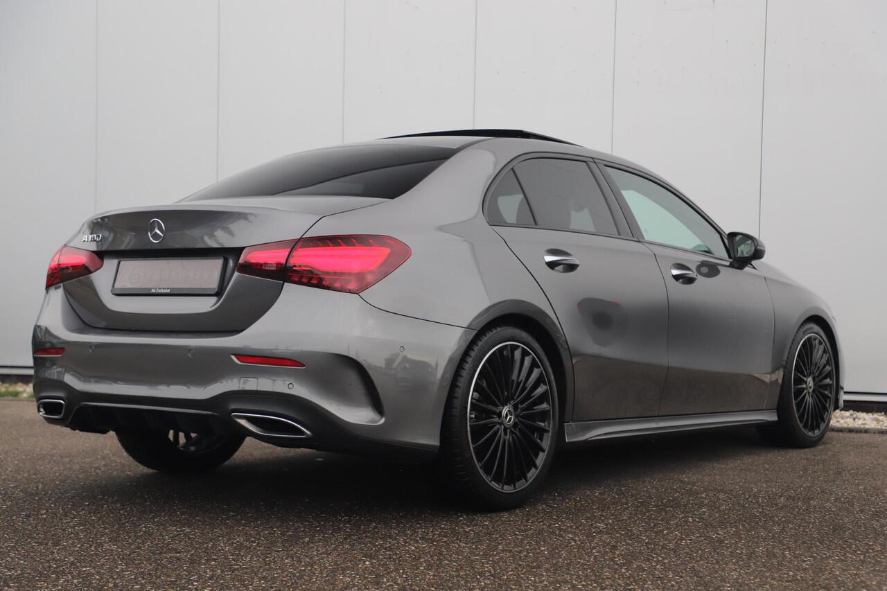 Mercedes-Benz A-KLASSE 180 AMG Line Night Pakket Automaat Panoramadak 19 inch Keyless Sfeerverlichting Burmester Carplay Navigatie Camera Half Leder Stoelverwarming NAP! Dealer onderhouden!