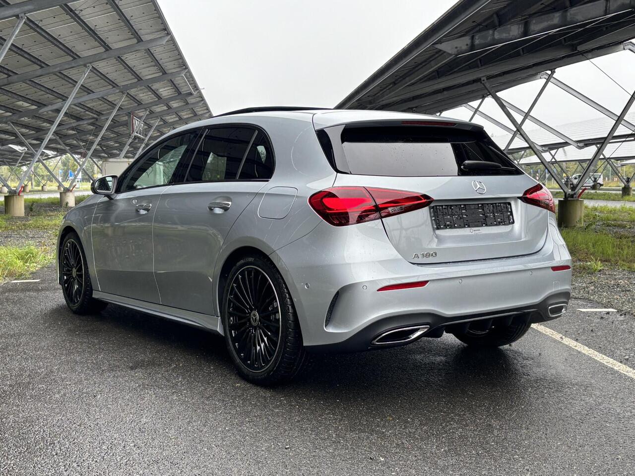 Mercedes-Benz A-KLASSE 180 Business Solution AMG | Night | Panoramaschuifdak | Achteruitrijcamera | Sfeerverlichting | MULTIBEAM LED | 19 inch AMG-velgen |
